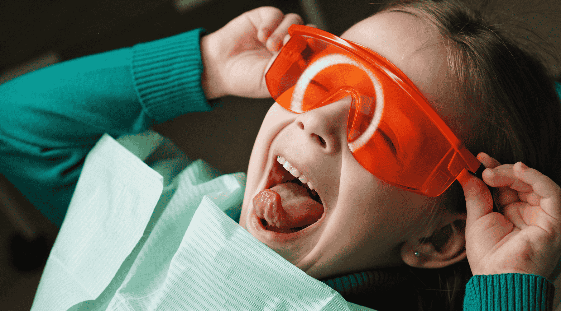 Girldentist_1800x1000_Canva Girldentist_1800x1000_Canva